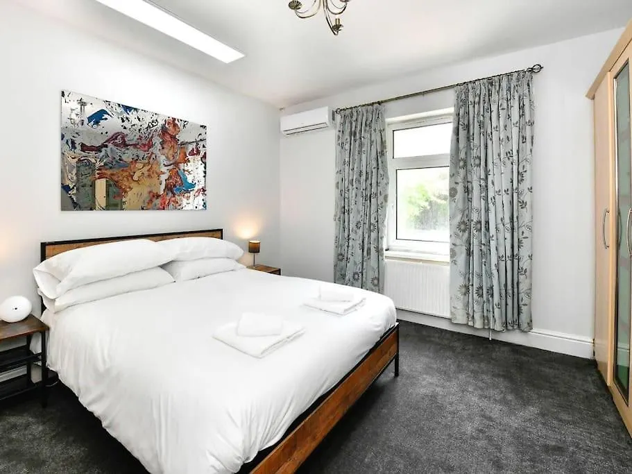 קארדיף Entire 5 Bedroom House & Parking 0*,
