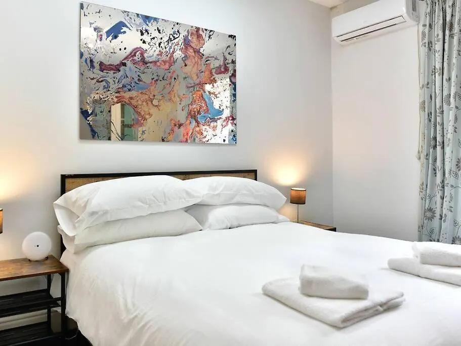 קארדיף Entire 5 Bedroom House & Parking בית נופש