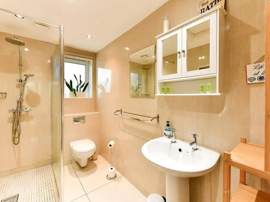 בית נופש קארדיף Entire 5 Bedroom House & Parking