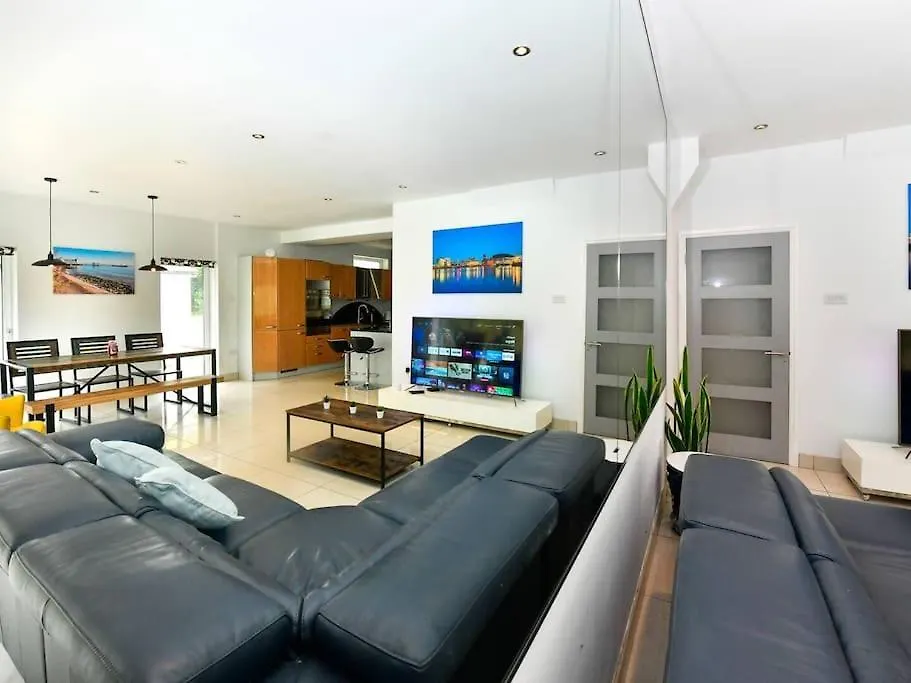 קארדיף Entire 5 Bedroom House & Parking בית נופש
