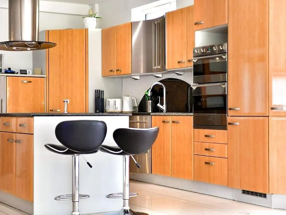 בית נופש קארדיף Entire 5 Bedroom House & Parking