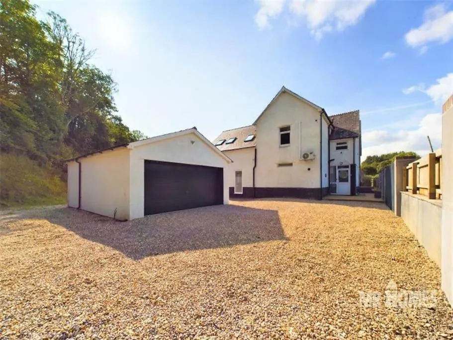 בית נופש קארדיף Entire 5 Bedroom House & Parking בריטניה