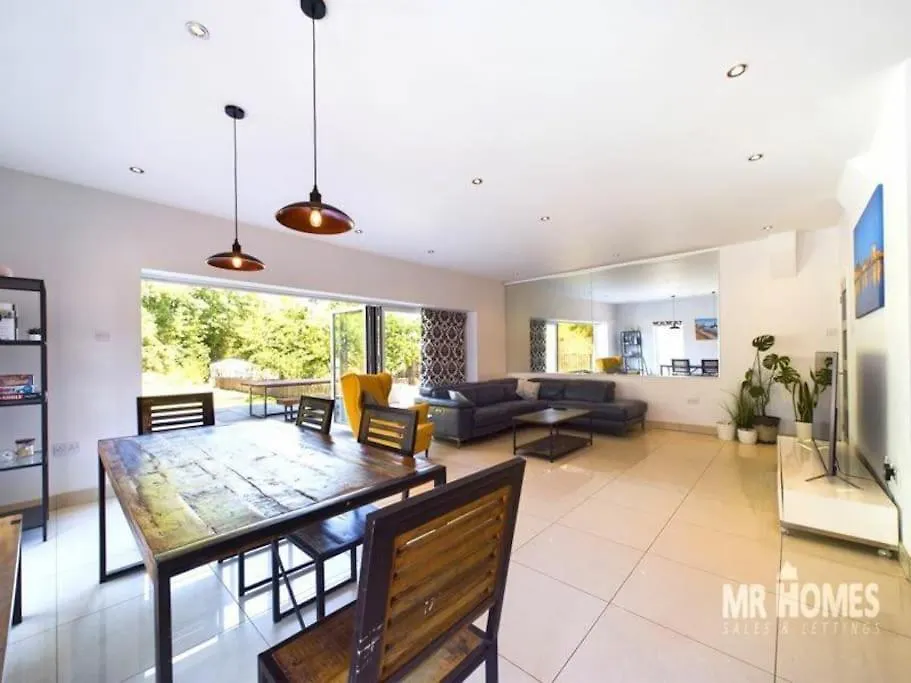 בית נופש קארדיף Entire 5 Bedroom House & Parking